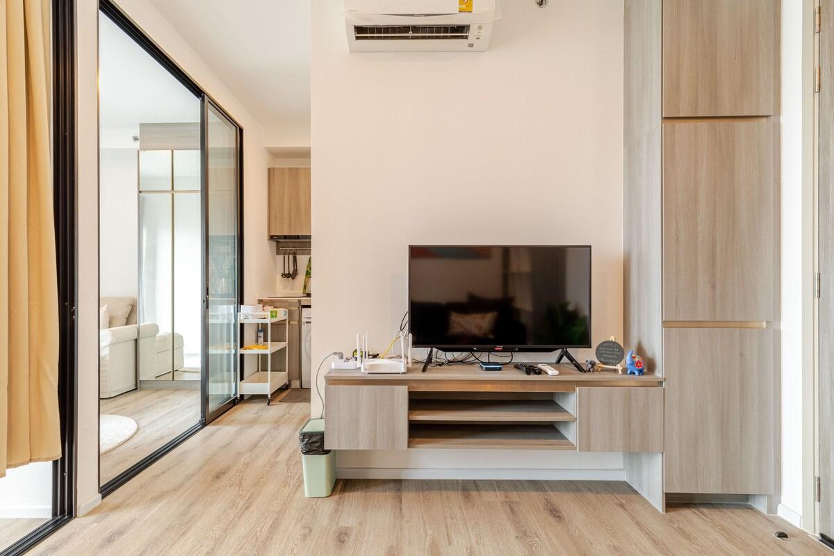 Luxury Condo with Rooftop Pool & Gym near BTS Line4